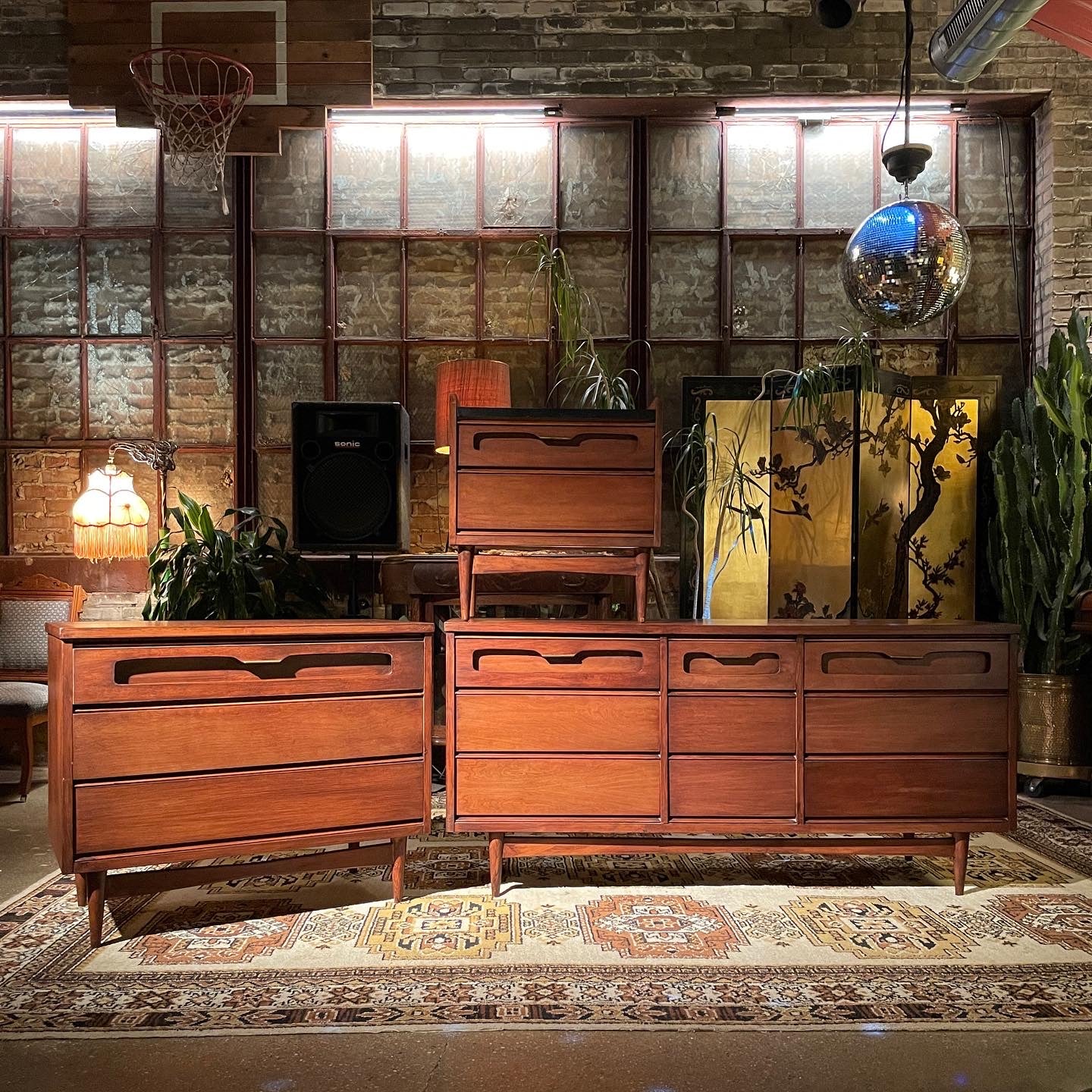 bassett furniture mid century modern dresser Mid-Century Dresser Set w/ Mirror by Bassett (4) – Dandy