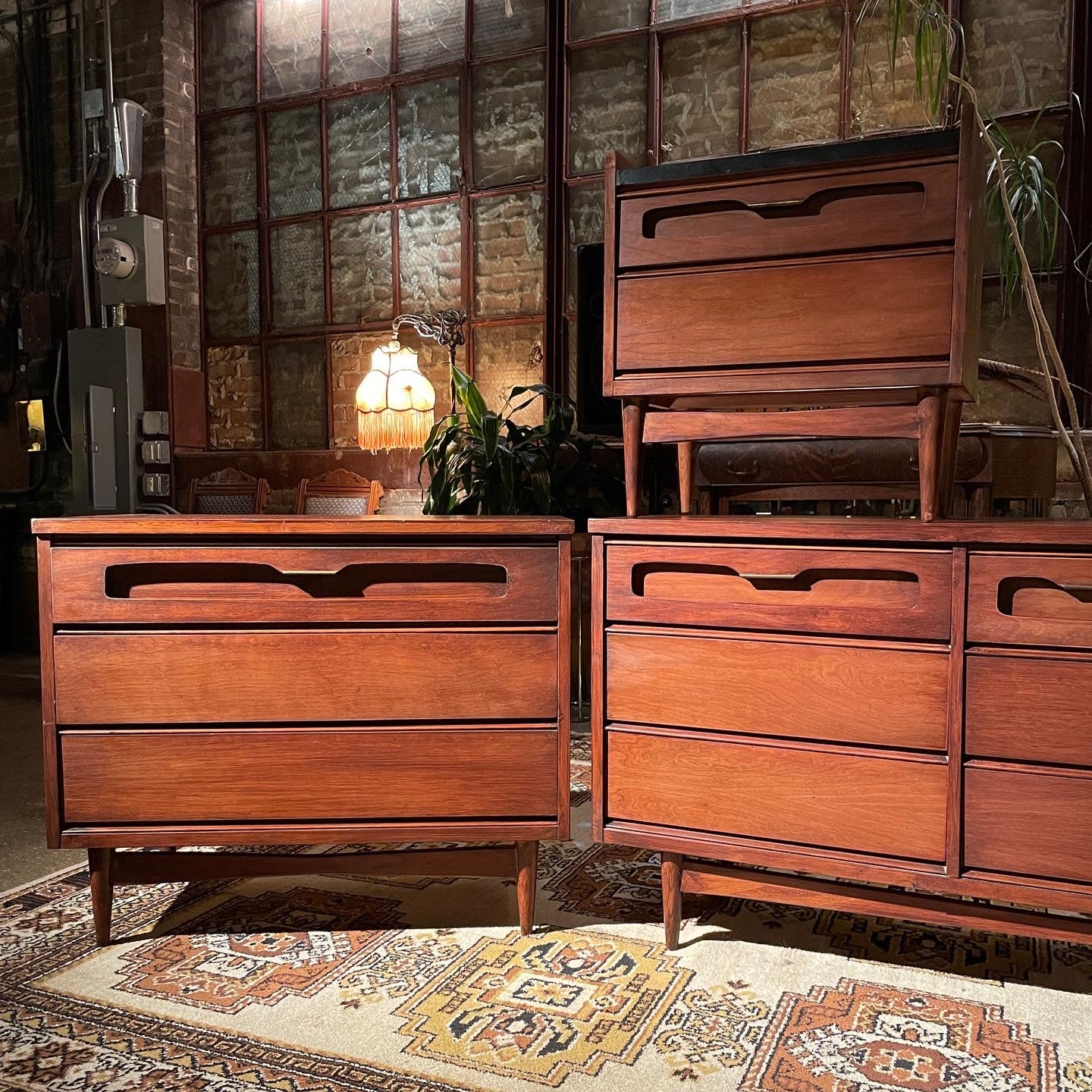 Mid-Century Dresser Set w/ Mirror by Bassett (4) – Dandy Mid-Century Dresser Set w/ Mirror by Bassett (4) – Dandy